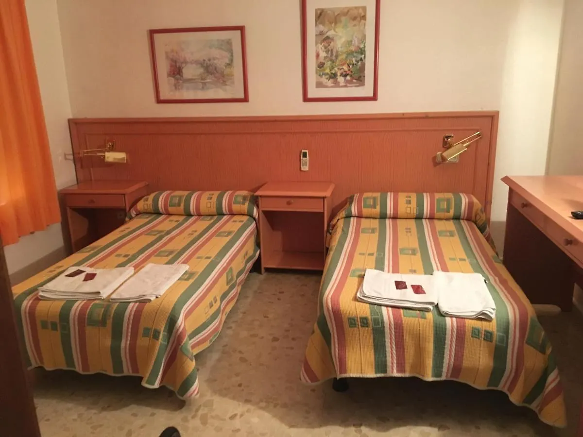 Hostal Carlos III エル・エヒド ゲストハウス